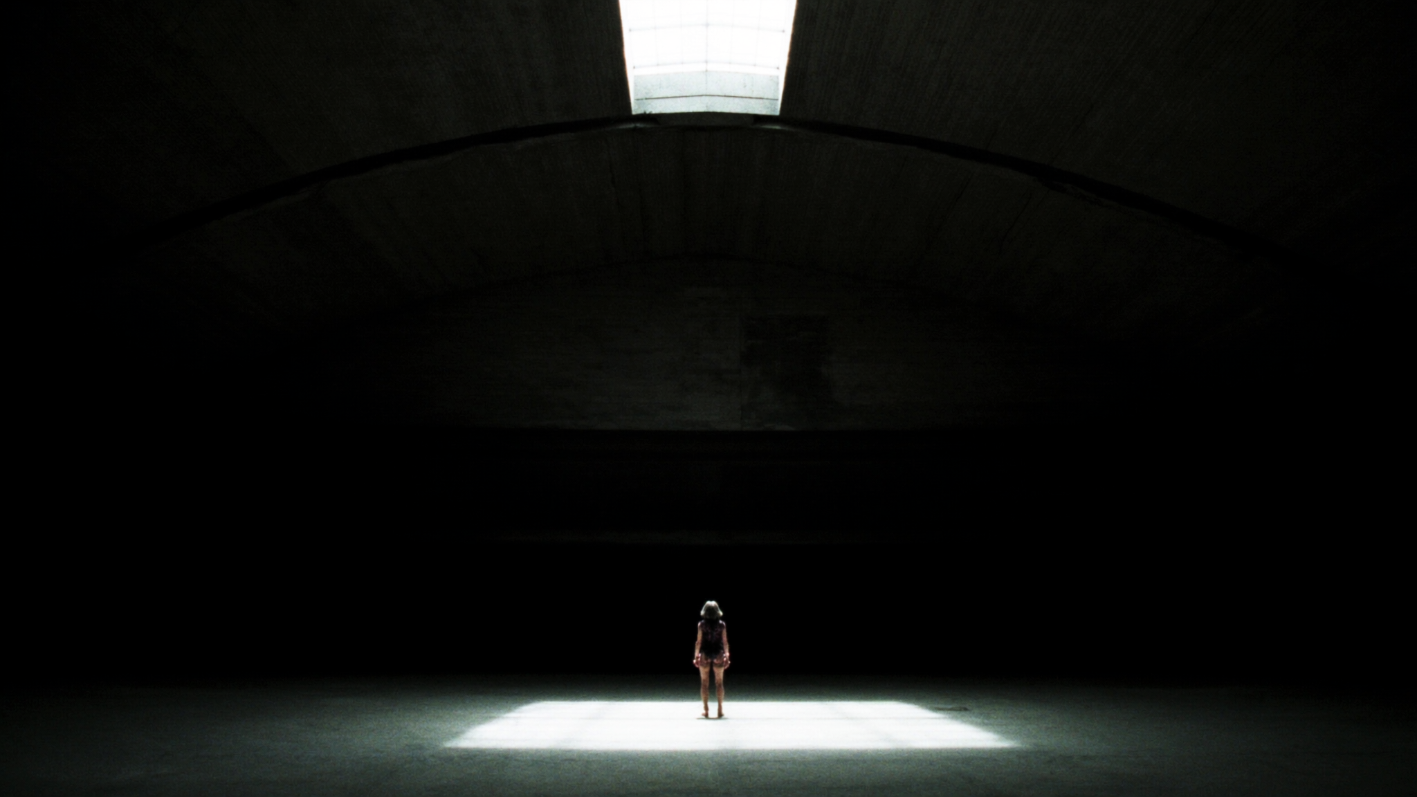 Figura solitaria en estudio industrial — MONZI MARO