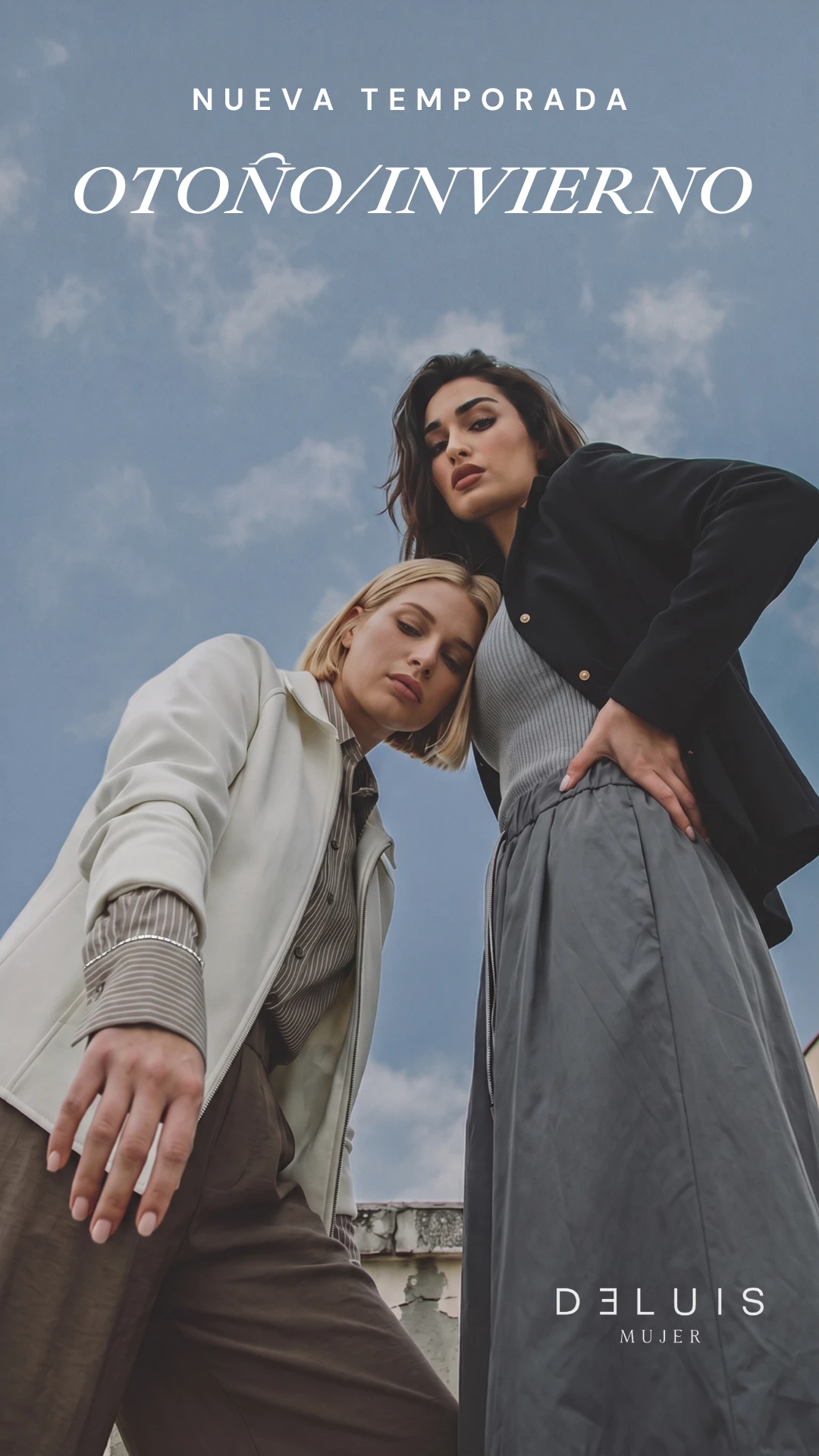 Campaña de nueva temporada otoño/invierno para boutique de moda — dos modelos en contrapicado sobre cielo azul