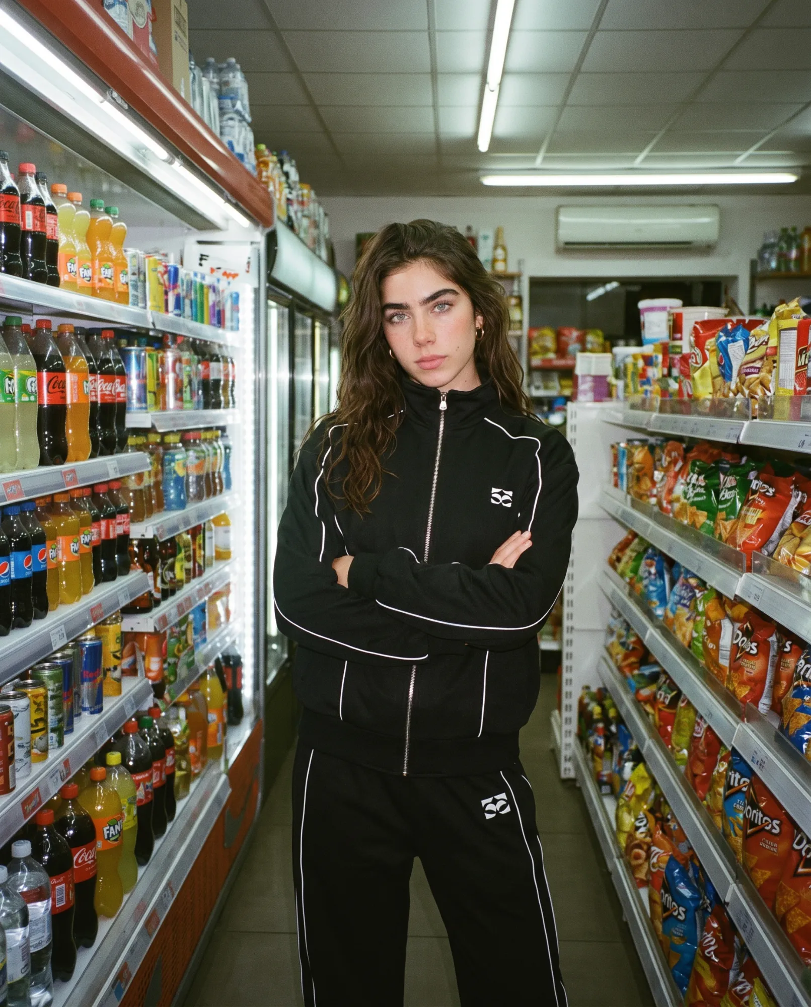 Chándal negro con vivos blancos fotografiado bajo el fluorescente de una tienda de barrio